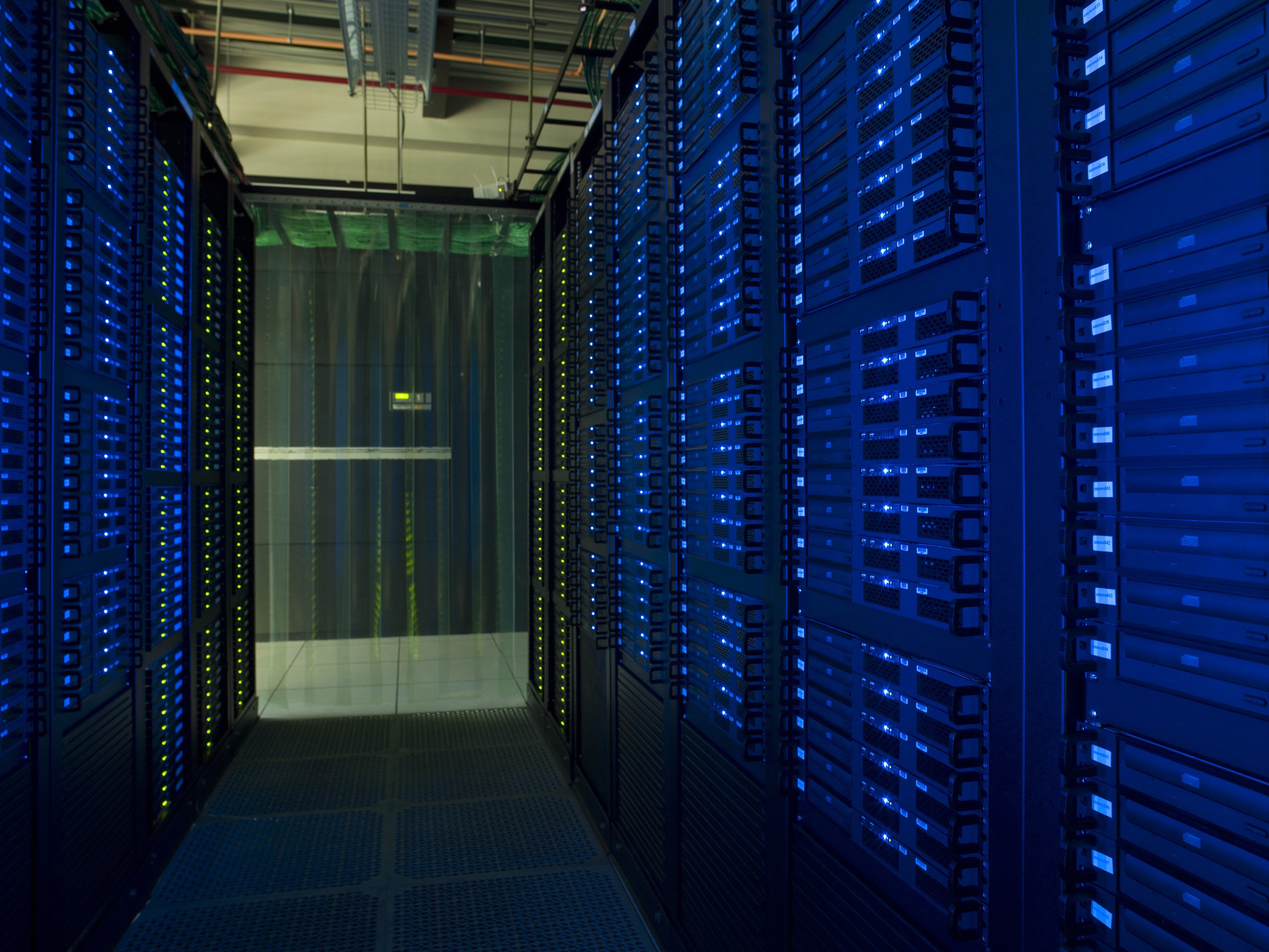 Corridoio tra armadi di server illuminati di blu nel centro di calcolo del Fermilab