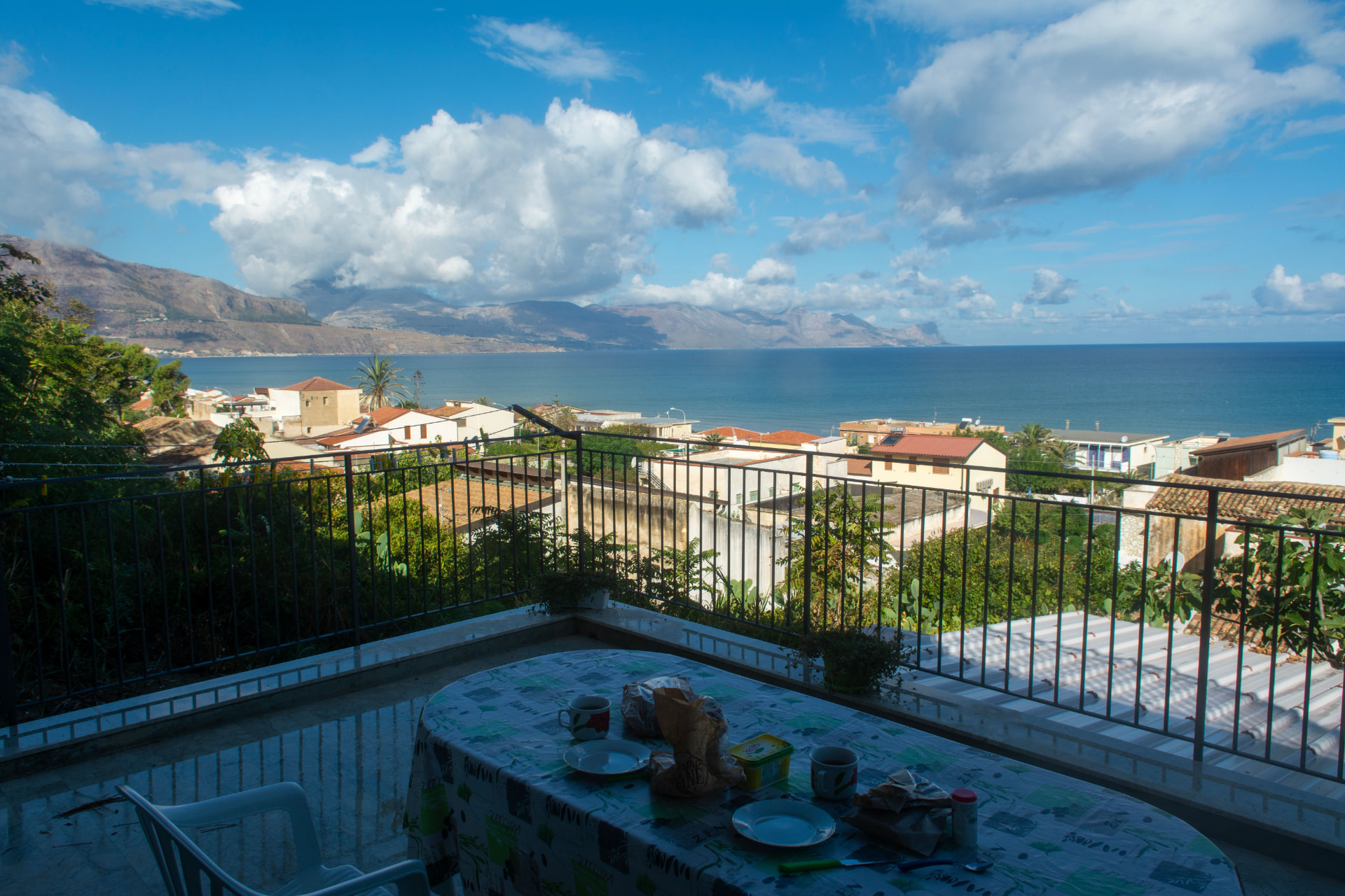 Terrazza con tavolo per la colazione e vista sul mare