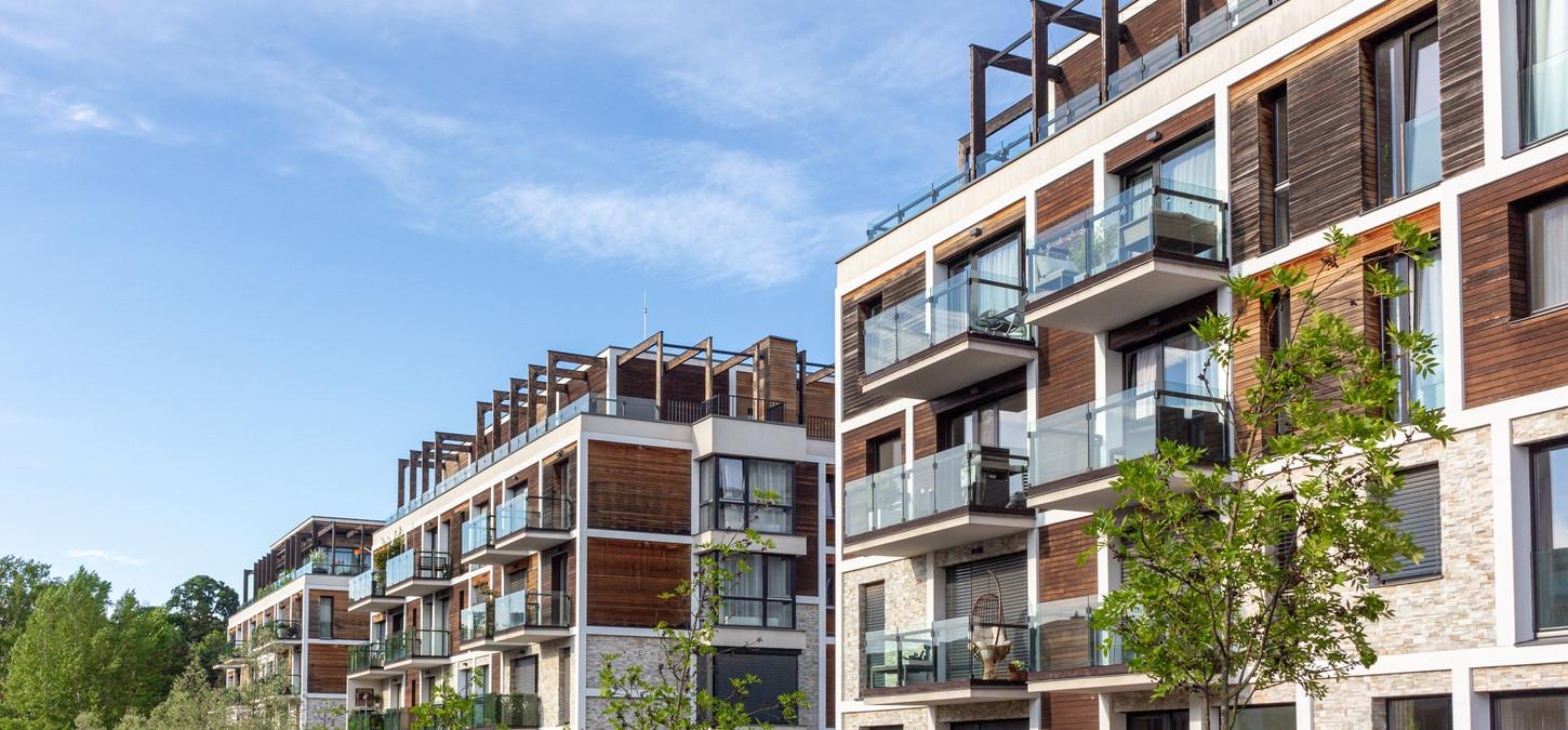 Edifici residenziali moderni con balconi e facciate in legno